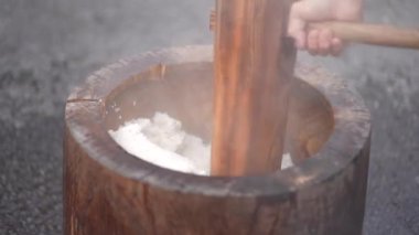 Mochi nasıl dövülür?
