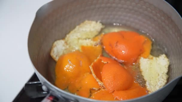 如何煮沸橙皮 — 图库视频影像