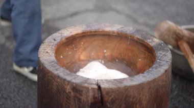 Mochi nasıl dövülür?
