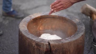 Mochi nasıl dövülür?