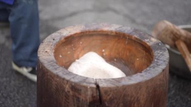 Mochi nasıl dövülür?