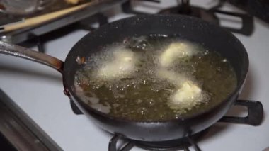 Karides kızartan bir kadın resmi