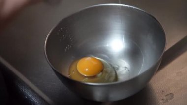 Yumurta kıran bir kadın resmi