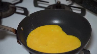 Yumurta kızartan bir kadın resmi