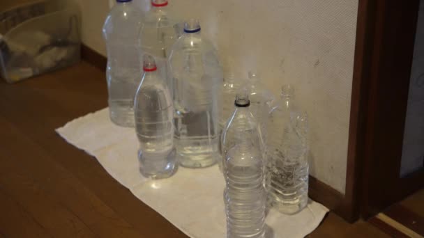 Μια Γυναίκα Που Αποθηκεύει Νερό Ένα Πλαστικό Μπουκάλι — Αρχείο Βίντεο