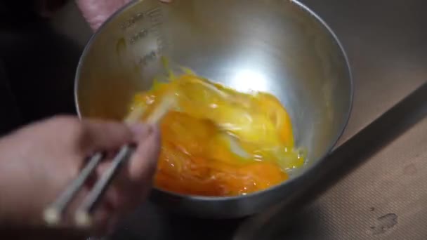 Imagem Uma Mulher Derretendo Ovos — Vídeo de Stock