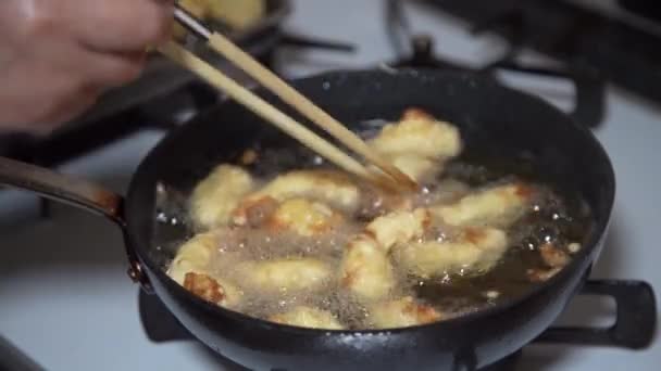 Image Woman Frying Shrimp — Stock Video