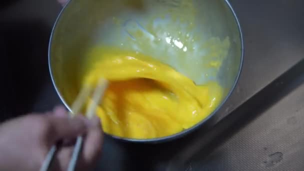 Εικόνα Μιας Γυναίκας Που Λιώνει Αυγά — Αρχείο Βίντεο
