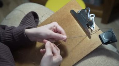 Makrome ören bir kadın resmi