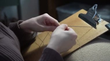 Makrome ören bir kadın resmi