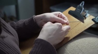 Makrome ören bir kadın resmi