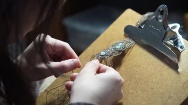 Makrome ören bir kadın resmi