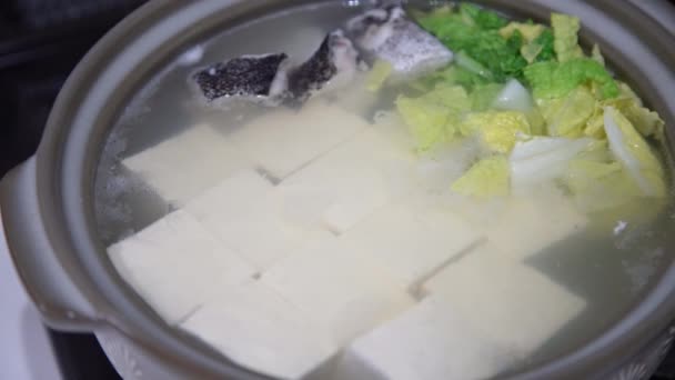 Hogyan Készítsünk Főtt Tofut Tőkehalból Kínai Káposztából — Stock videók