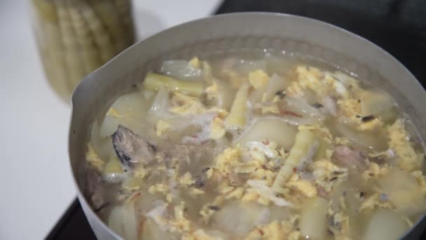 竹のシュートスープを作る方法 — ストック動画