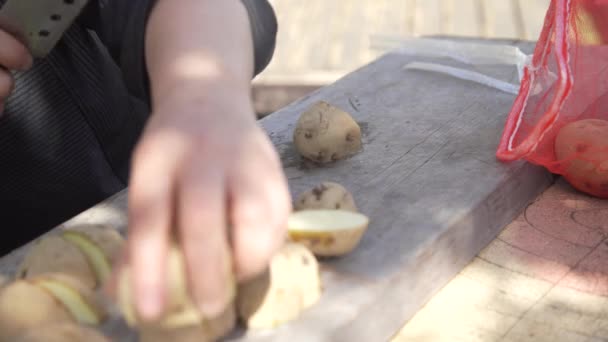 一个女人切土豆的照片 — 图库视频影像