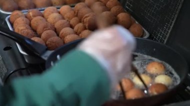 Sata andgi yapan bir kadın.