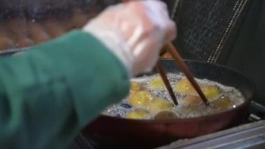 Sata andgi yapan bir kadın.