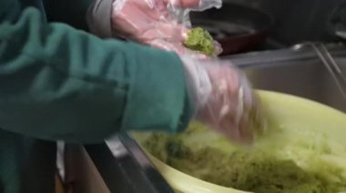 Sata andgi yapan bir kadın.