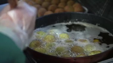 Sata andgi yapan bir kadın.