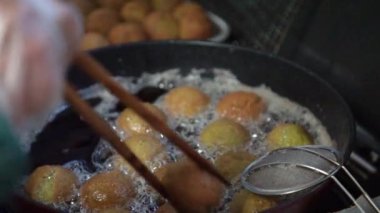 Sata andgi yapan bir kadın.