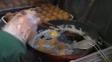 Sata andgi yapan bir kadın.