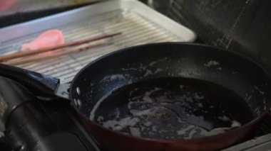 Karides krakeri kızartan bir kadın.
