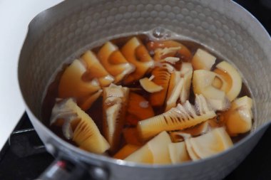 Kaynayan bambu filizlerinin resmi