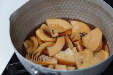 Kaynayan bambu filizlerinin resmi