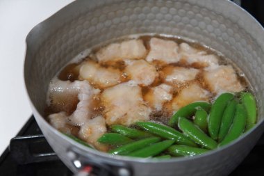 Bezelye ve domuz güveci yapıyorum.