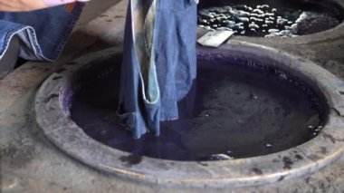 Çivit boyayan bir kadın.