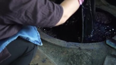 Çivit boyayan bir kadın.
