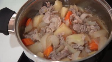 Nikujaga yapmak (biftek ve patates yahnisi))