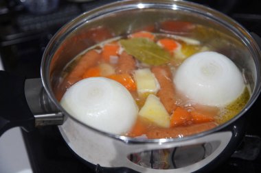 Yeni soğan demliği yapıyorum.