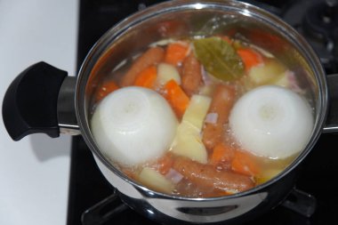 Yeni soğan demliği yapıyorum.