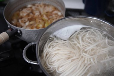 Kaynayan udon resmi