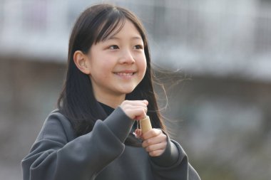 Bir kız kuş sesi çıkarıyor.