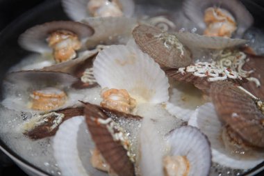 Sake buğulama deniz tarağı yapıyorum.