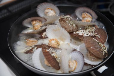 Sake buğulama deniz tarağı yapıyorum.