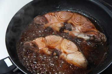 Kaynamış ton balığı başı eti yapıyorum.