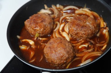 Haşlanmış hamburger nasıl yapılır?