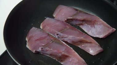 Kızartma tavasında ızgara sarı kuyruk.