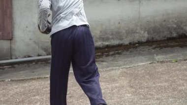 Duvara çarpan bir çocuğun görüntüsü