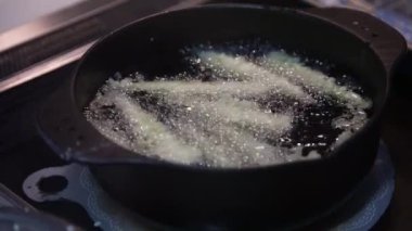 Yozlaşmış bambudan yapılmış kızarmış tempura.