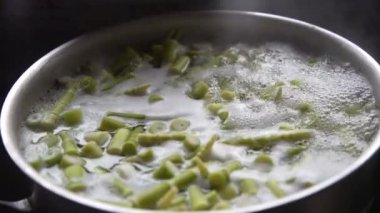 Kaynayan bambu filizlerinin resmi