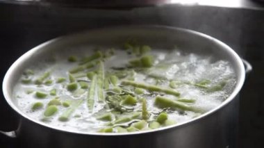 Kaynayan bambu filizlerinin resmi