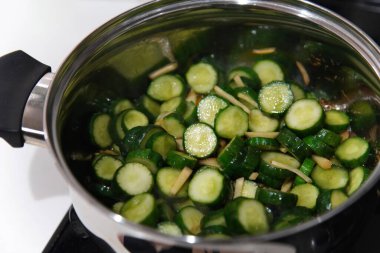 Salatalık turşusu nasıl yapılır görüntüsü