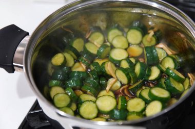 Salatalık turşusu nasıl yapılır görüntüsü