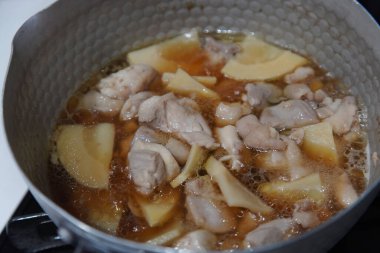 Pişirilmiş tavuk budu ve bambu filizleri.