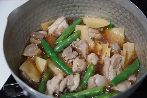 stock image Cooking stewed chicken thighs and bamboo shoots