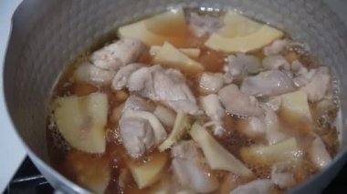 Pişirilmiş tavuk budu ve bambu filizleri.